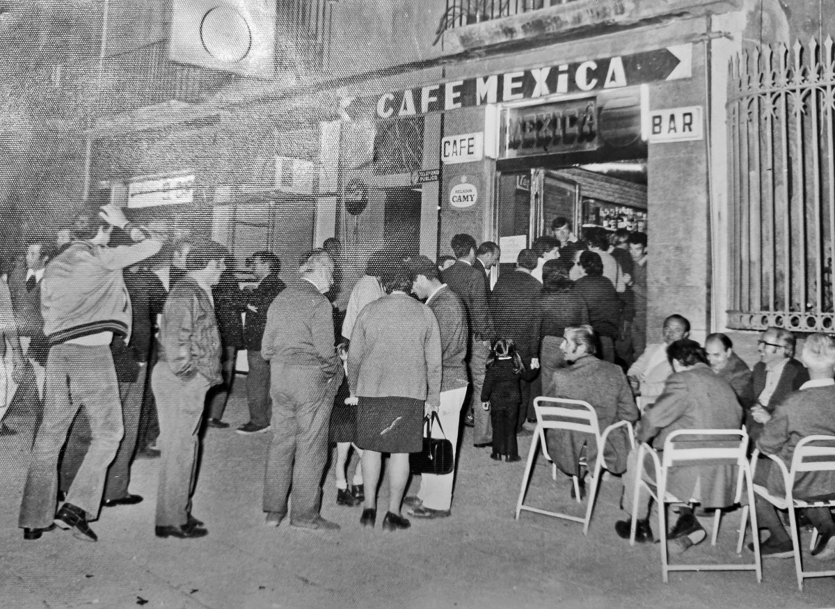 Cues per entrar al bar, el mateix dia que va tocar