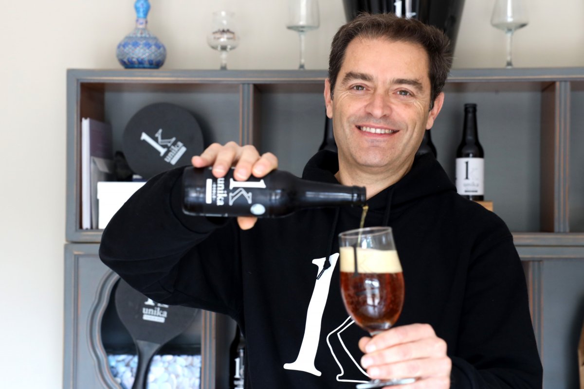 Jordi Canet servint una de les cerveses premiades