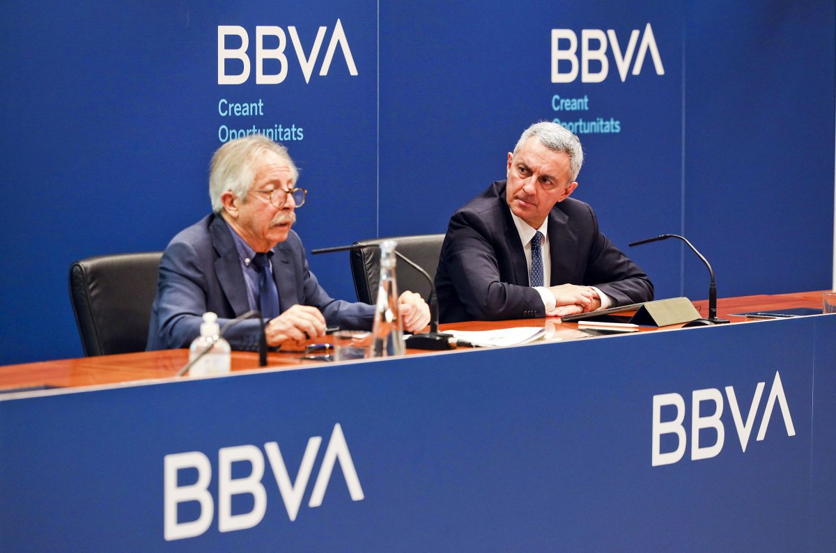 Josep Oliver i José Ballester, director territorial de BBVA a Catalunya, durant la presentació de l'anuari comarcal