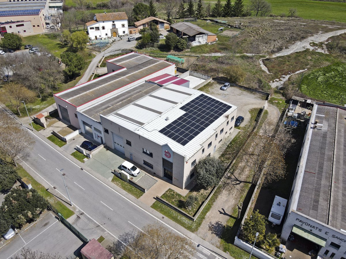 La coberta amb panells fotovoltaics de CMTEC de Torelló