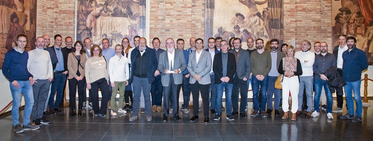 Els fundadors de Tesem, Joan Aliguer i Josep Serrat, al centre de  la imatge, amb el president d'Enginyers Catalunya Central, Salvador Arqué, envoltats de treballadors de l'empresa