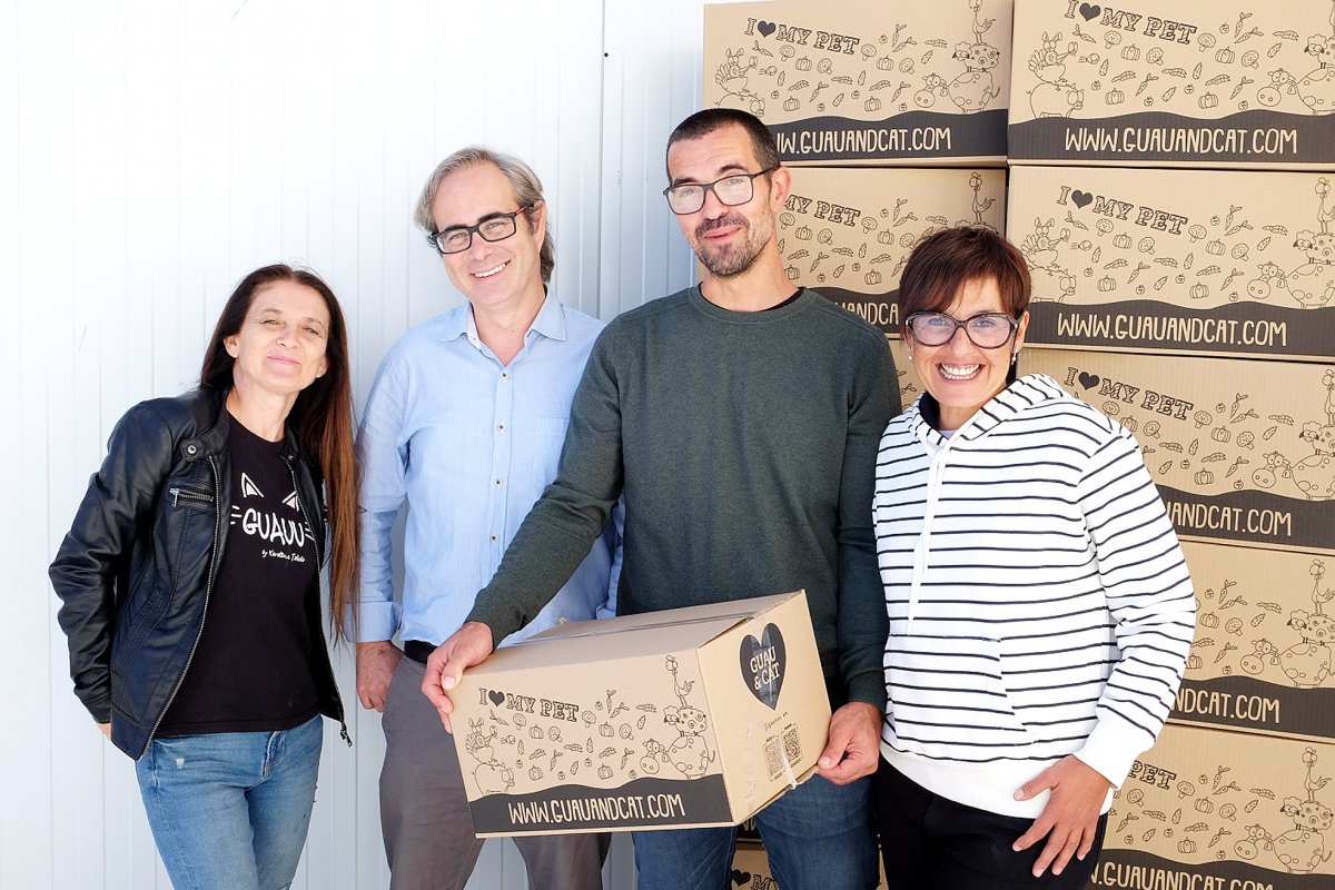 Núria i Jaume Gomis amb Pep Illa i Helena Bofill, amb productes que l’empresa elabora a les Franqueses