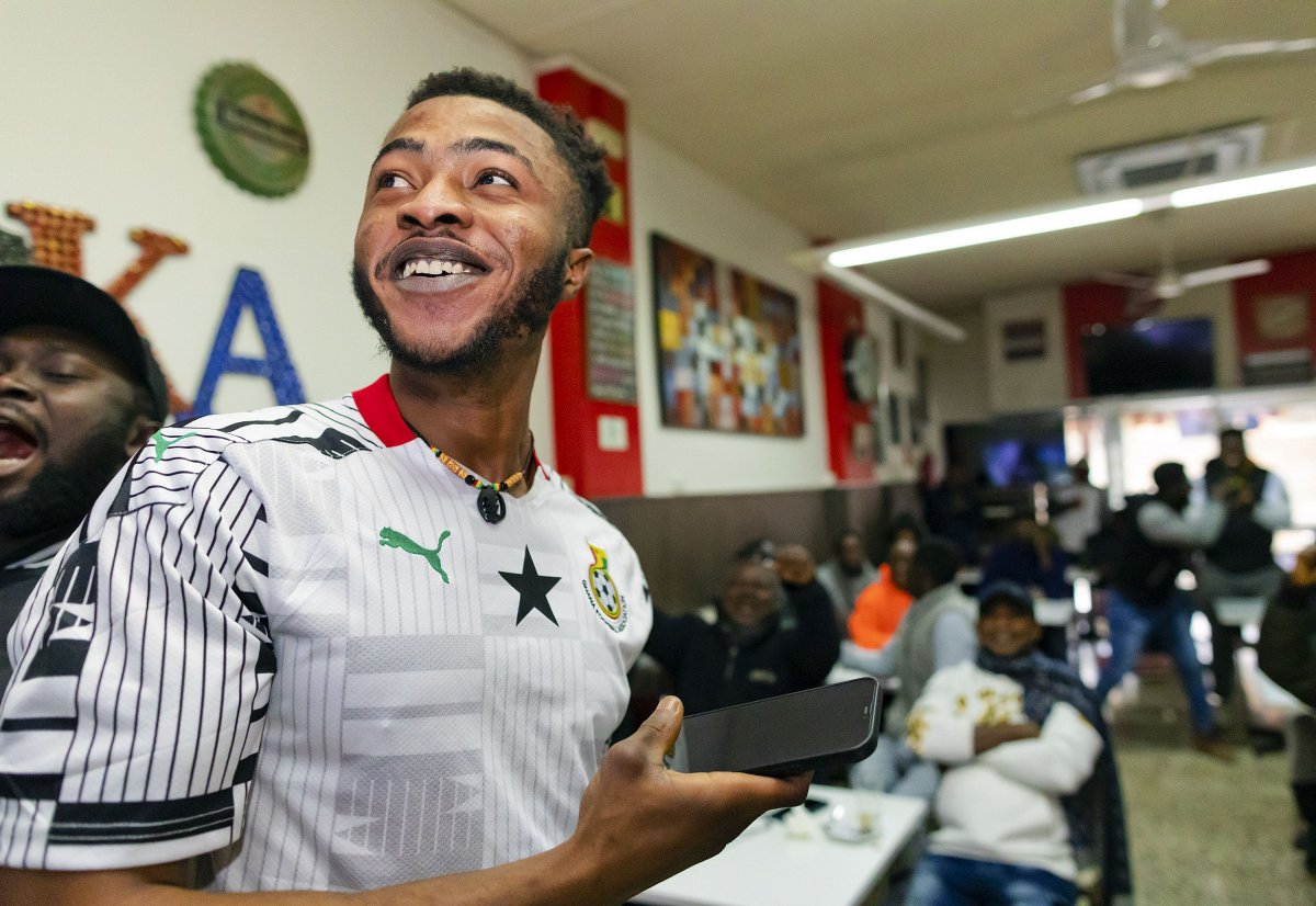Lucky Amo, celebrant un dels gols de dilluns de Ghana des del bar Alaska de Vic