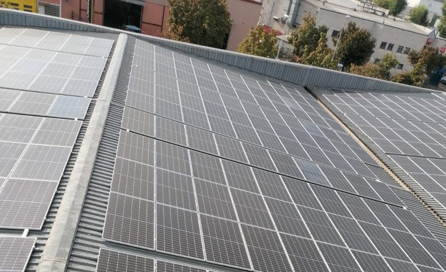 Panells fotovoltaics a la coberta de la nau d'Embotits Espina al PAE