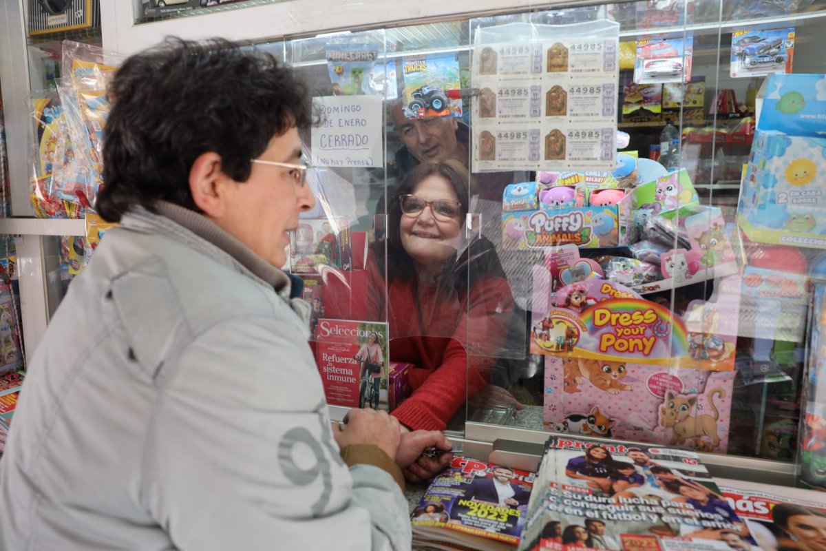 La venedora del quiosc de la plaça Joan Alsina rep les primeres felicitacions per haver venut el tercer premi de La Grossa de Cap d'Any en una imatge de l'any passat