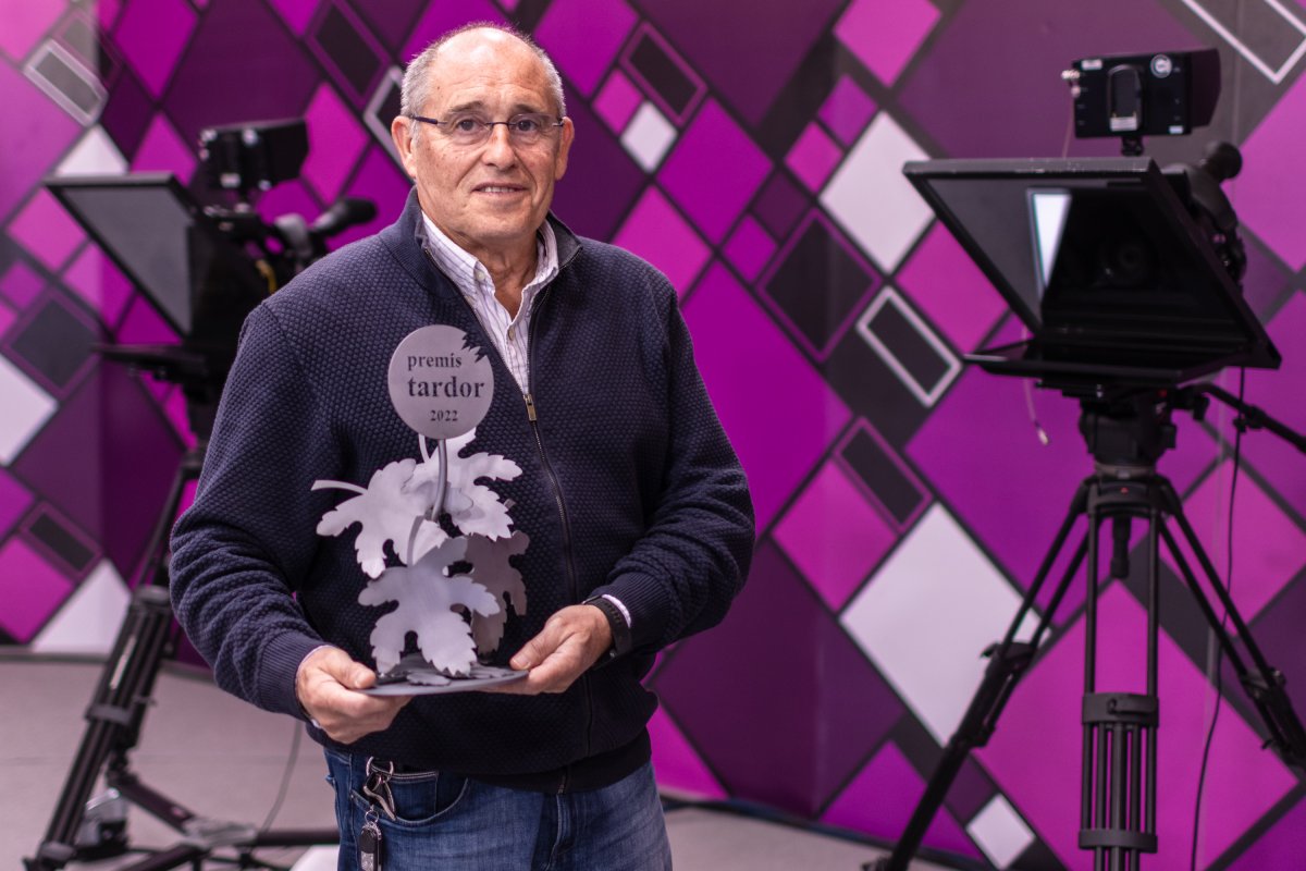 Manel Roca amb el guardó del Premi Tardor