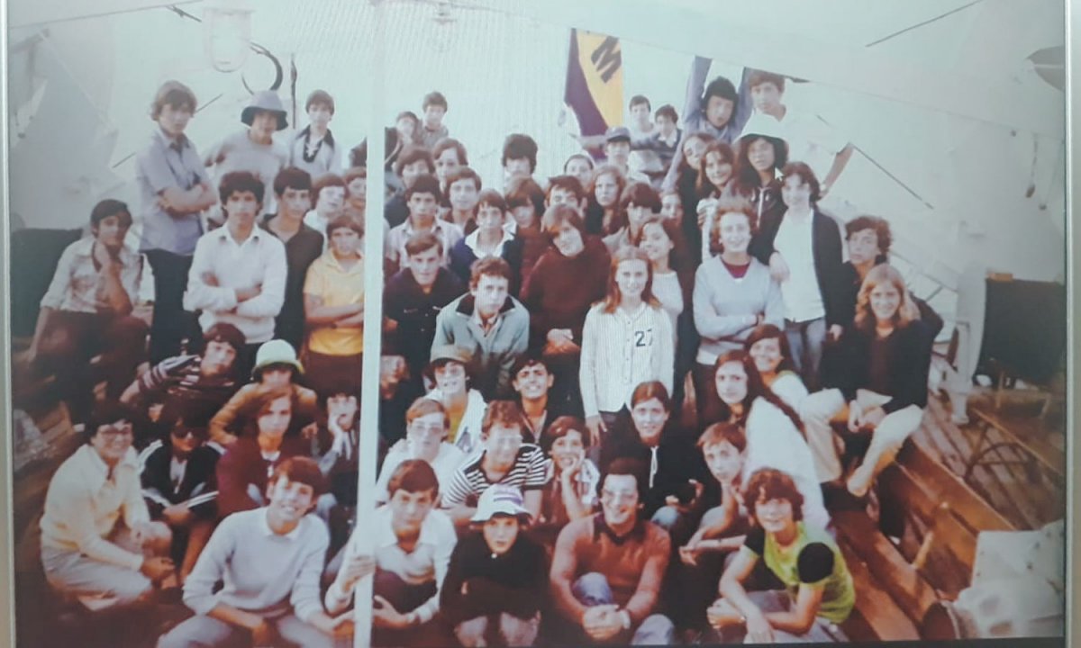 Un grup d'alumnes al vaixell que els portava de viatge de final de curs a Menorca