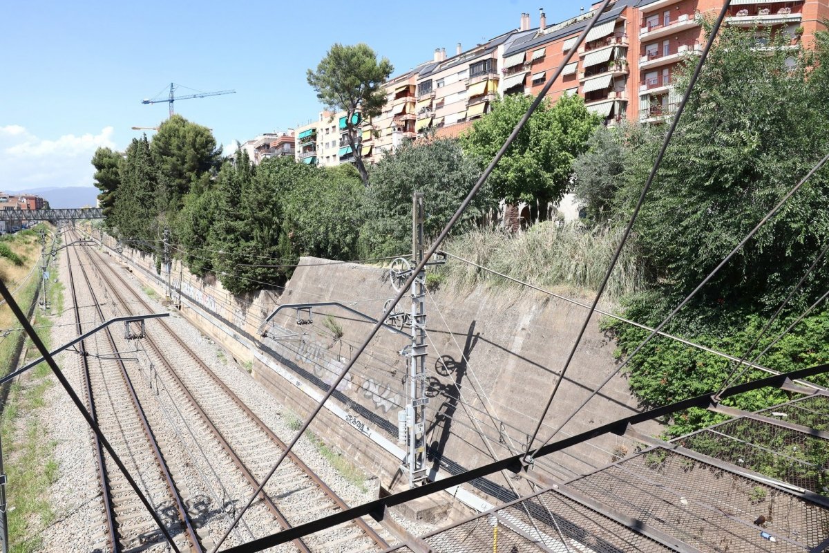 L'espai on s'urbanitzarà el nou pas que connectarà el parc amb el carrer Agustí Vinyamata