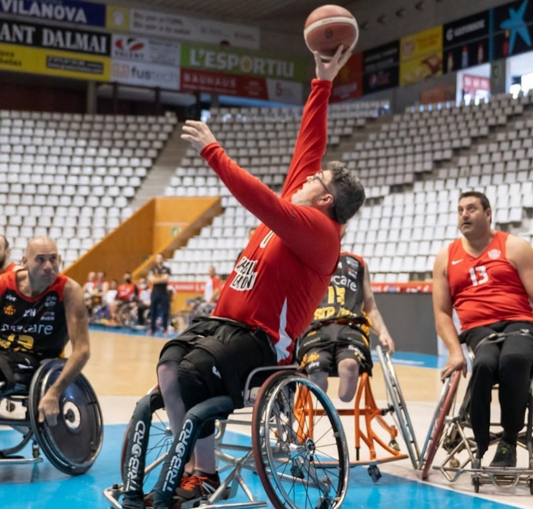 Josep Tatché jugant a bàsquet