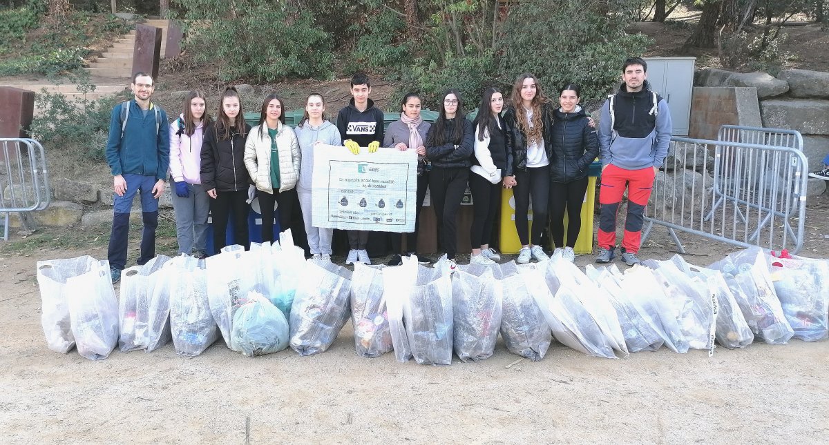 Una jornada de neteja recull 18 sacs de brossa a Vilanova