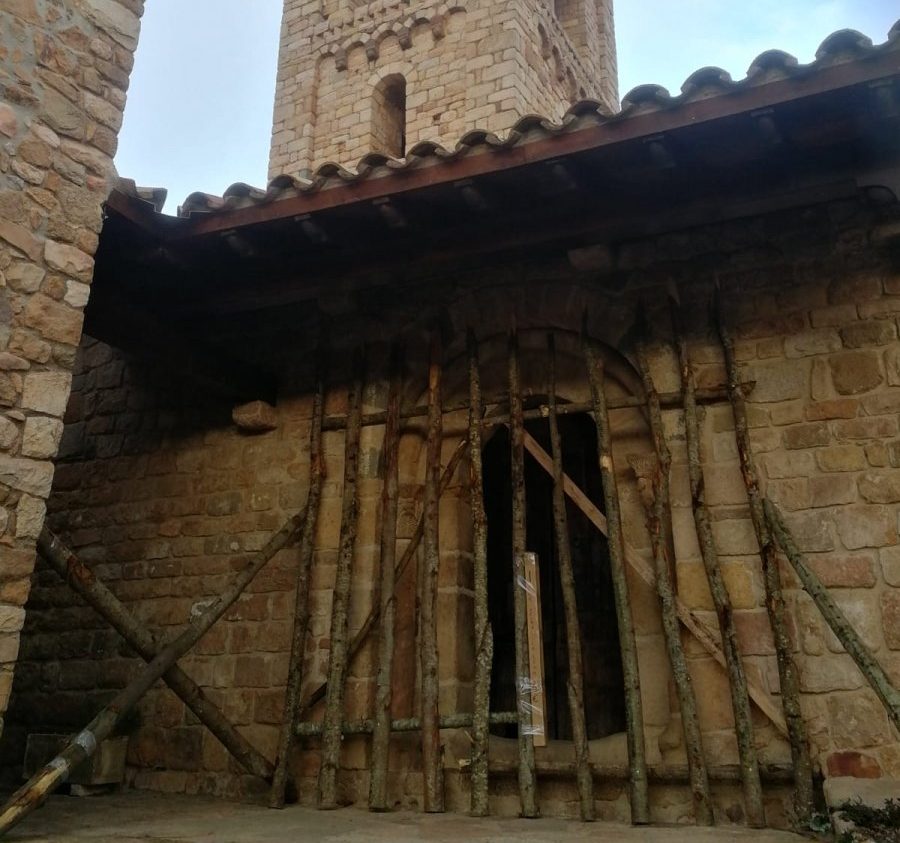 La porta de l'església d'Espinelves, amb barrots de fusta, aquest dissabte al matí