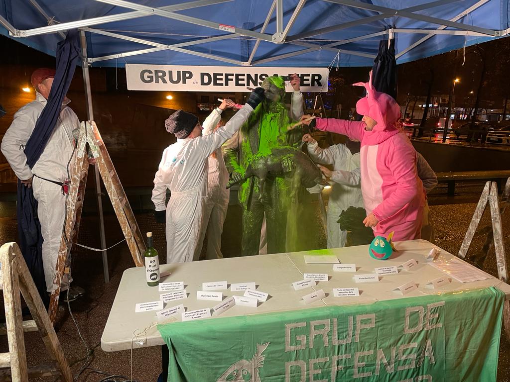 Membres del GDT pintant de color verd la figura del porcater