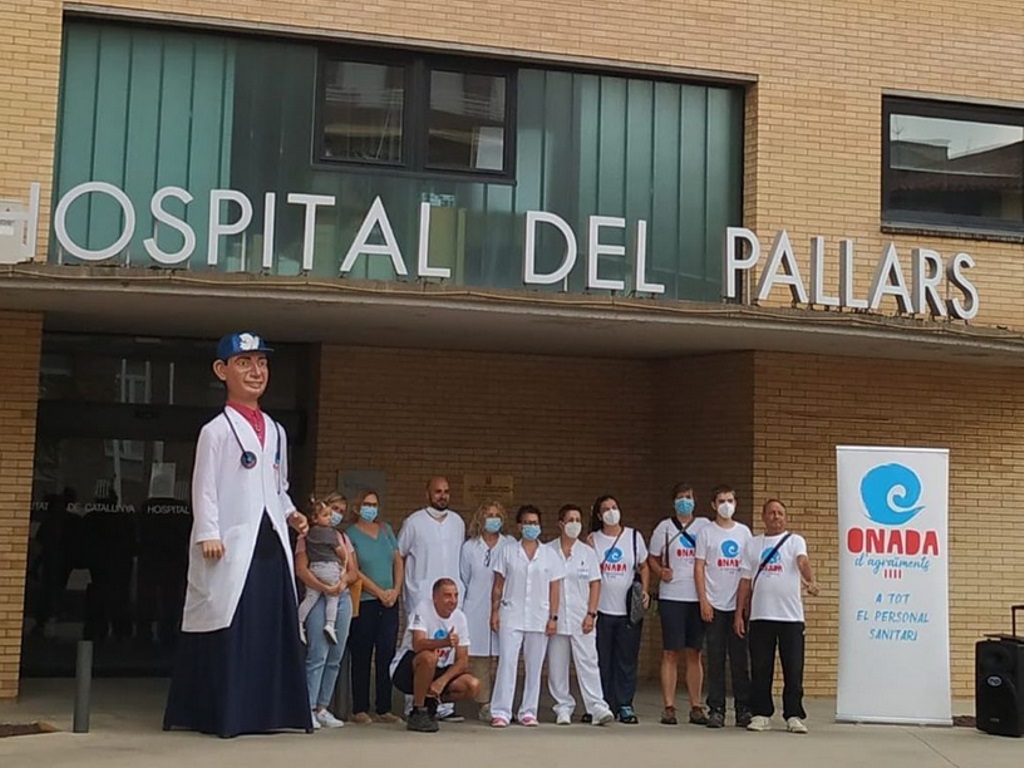 El Gegantó Mau a les portes de l'Hospital del Pallars, a Tremp