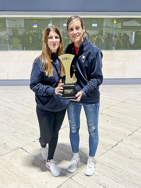 Díaz i Rosanas, amb el trofeu de campiones de l'Estatal