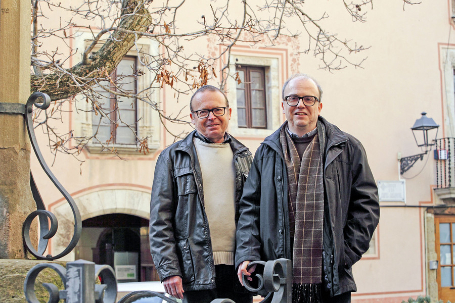 Josep Font i Jaume Clarà davant del museu de Moià, on tenen la seu de 'Modilianum''. La de 'La Tosca' és a Can Carner, l'edifici del Consell Comarcal del Moianès