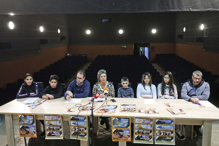La presentació de la nova programació al Casal de Gàrcia, amb els regidors Eva Font i Eduard Robles, els joves de Fem Pinya i Sergi Calle, tècnic de l'Ajuntament
