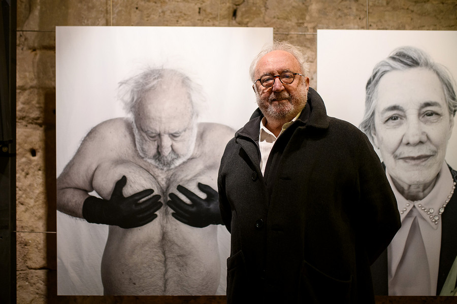Jordi Plana Pey, davant de dues de les fotografies que exposa al Temple Romà. La de l'esquerra és un autoretrat