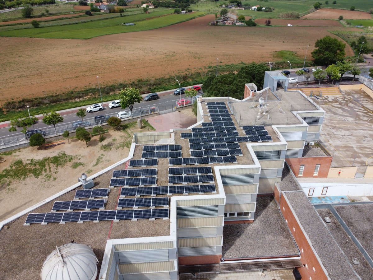 Les plaques solars del terrat de l'escola Pau Vila
