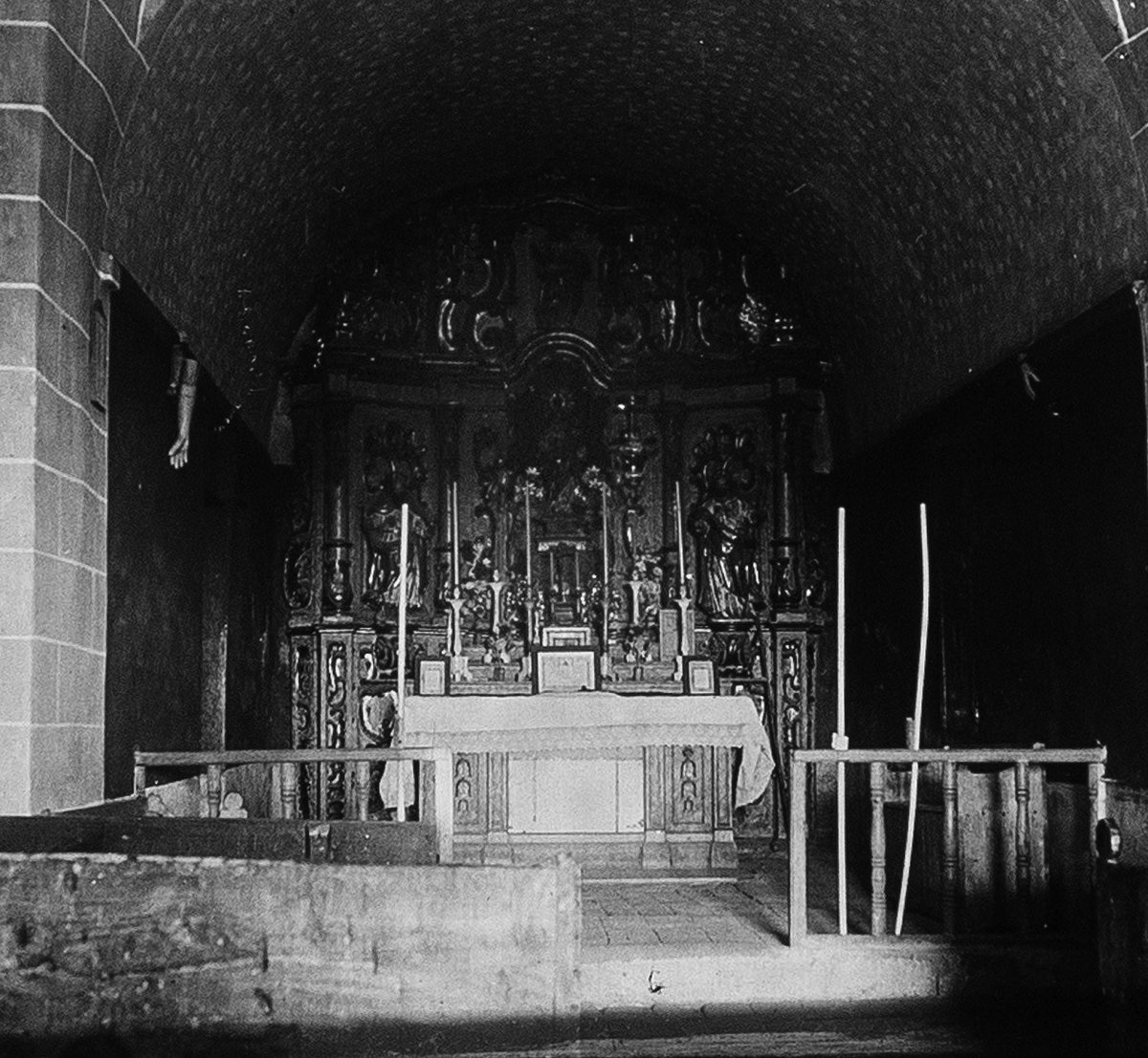 Interior de l'església abans de ser cremat durant la Guerra Civil