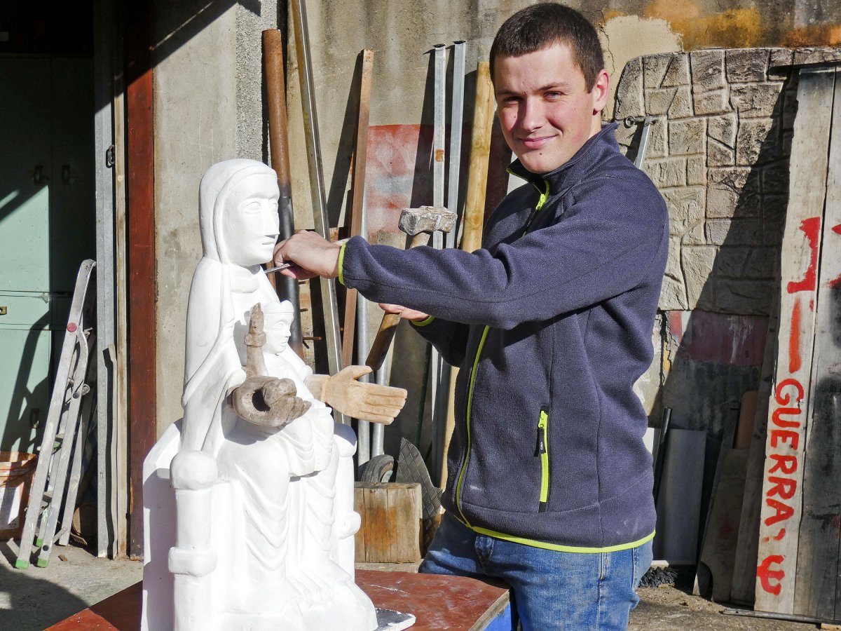 Lluís Garcia, al l'exterior del seu taller de Ripoll esculpint la marededeu de Llaés