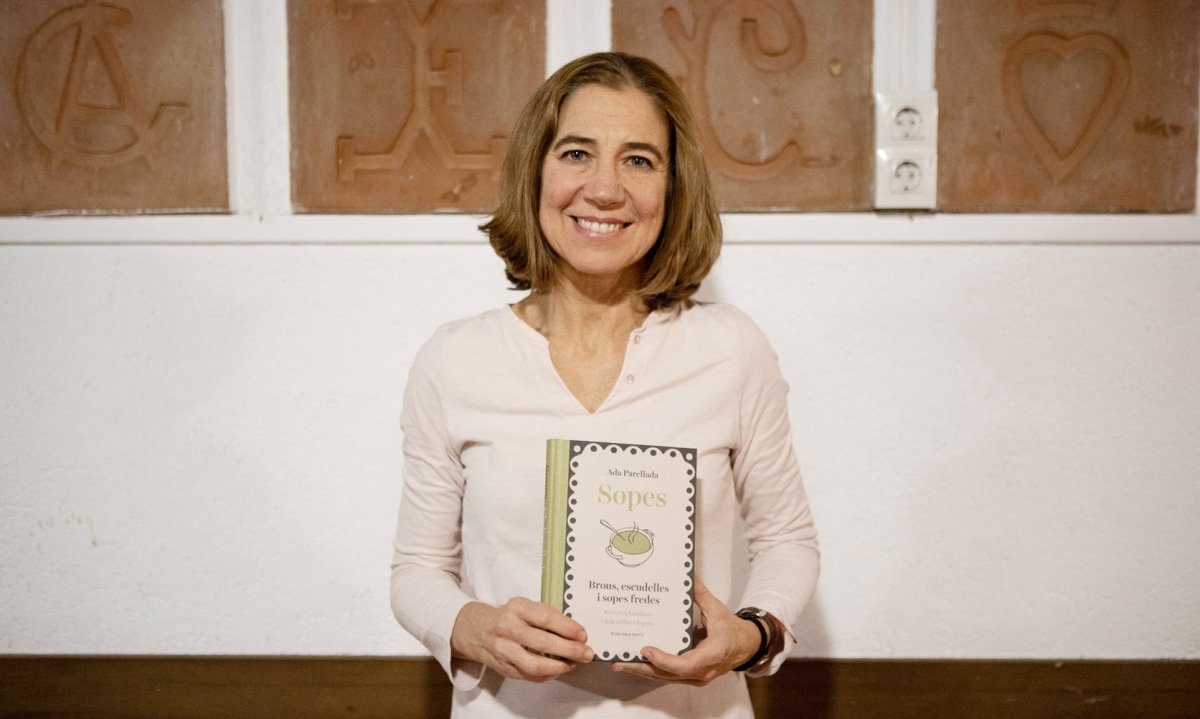 Ada Parellada amb el seu llibre al menjador d'El Xiprer, a Granollers