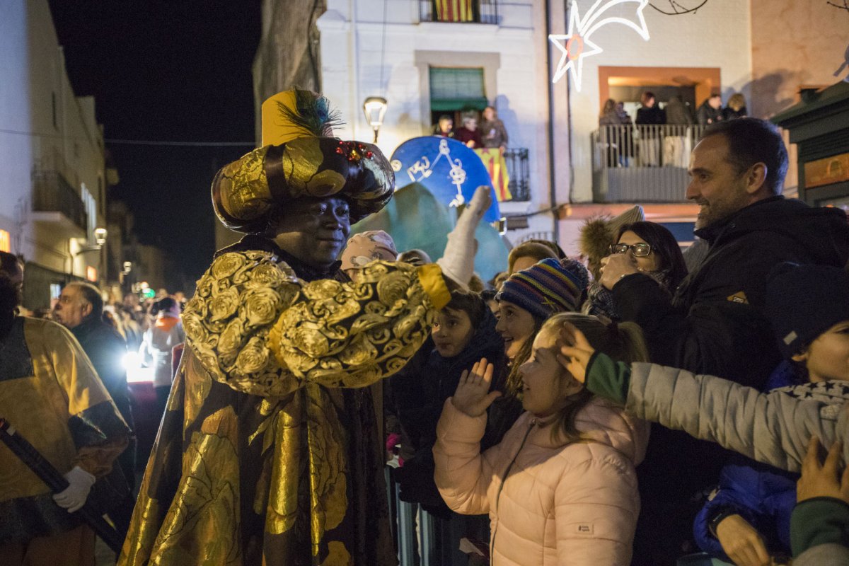 El rei Baltasar saluda infants i families a Sant Celoni