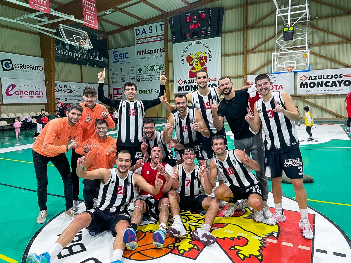 L'equip celebrant la victòria de dissabte a Saragossa