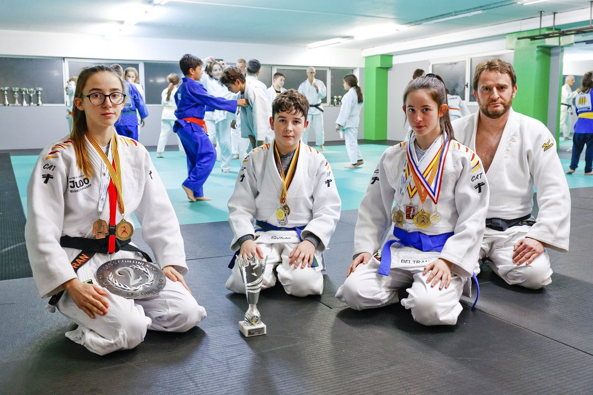 La Júlia, en Vidal, la Ivet i en Jordi Beltran, en un entrenament abans de Nadal al Judo Ripoll