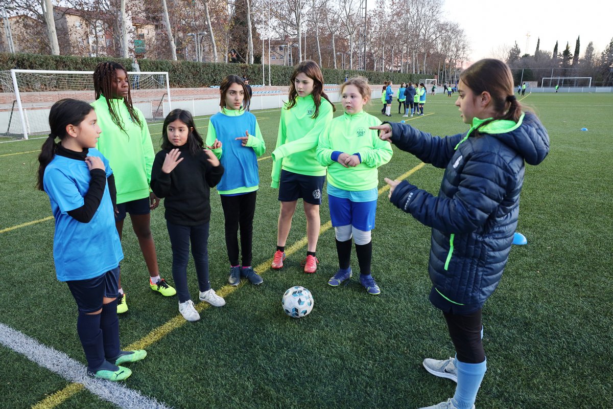 Un equip femení de l'Atlètic del Vallès al camp de Primer de Maig