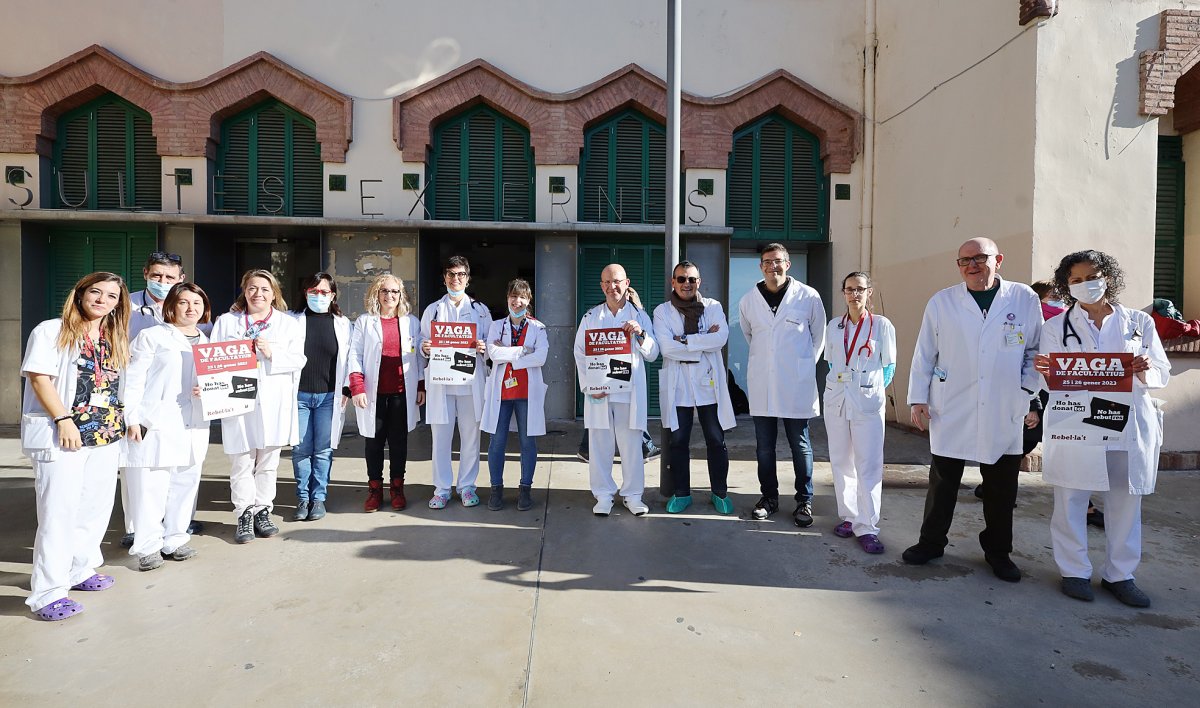 Concentració de sanitaris a les portes de l'Hospital de Granollers, dimecres al matí
