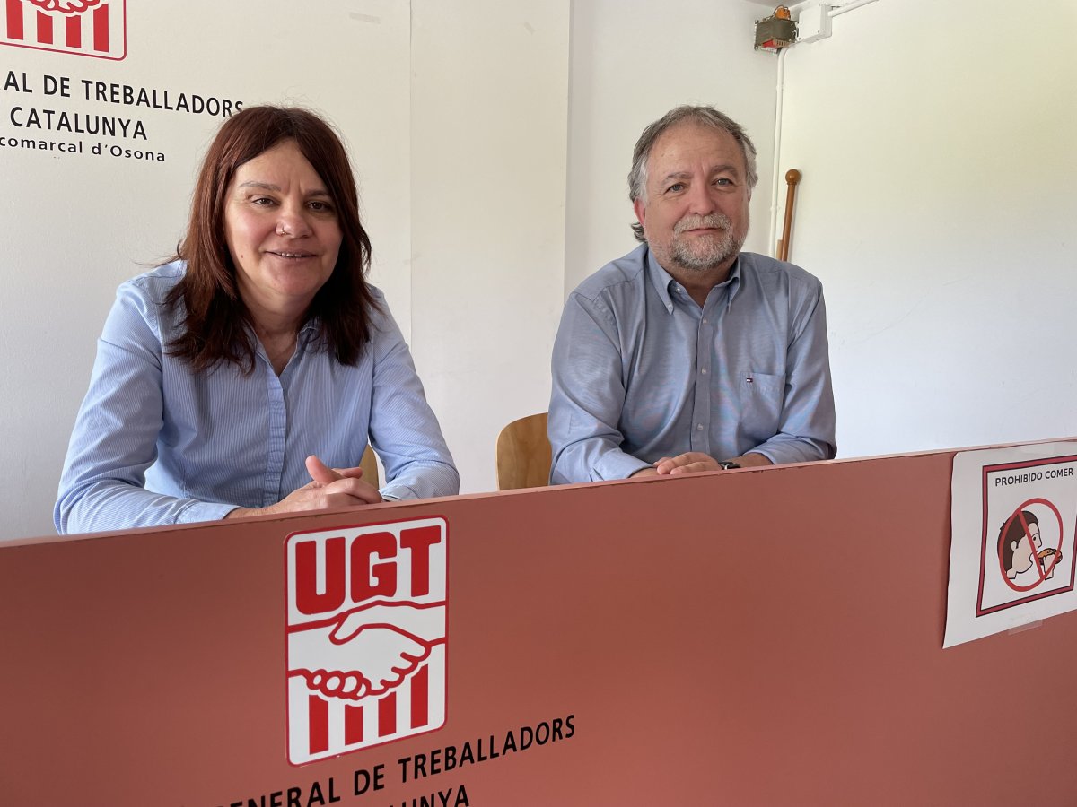 Pep Gonzalez, els dies previs a l'1 de maig de 2022, al costat de la secretària general de la UGT d'Osona, Mari Moyano