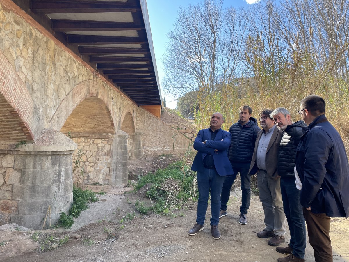 Pons amb alcaldes i tècnics mirant el voladís afegit al pont