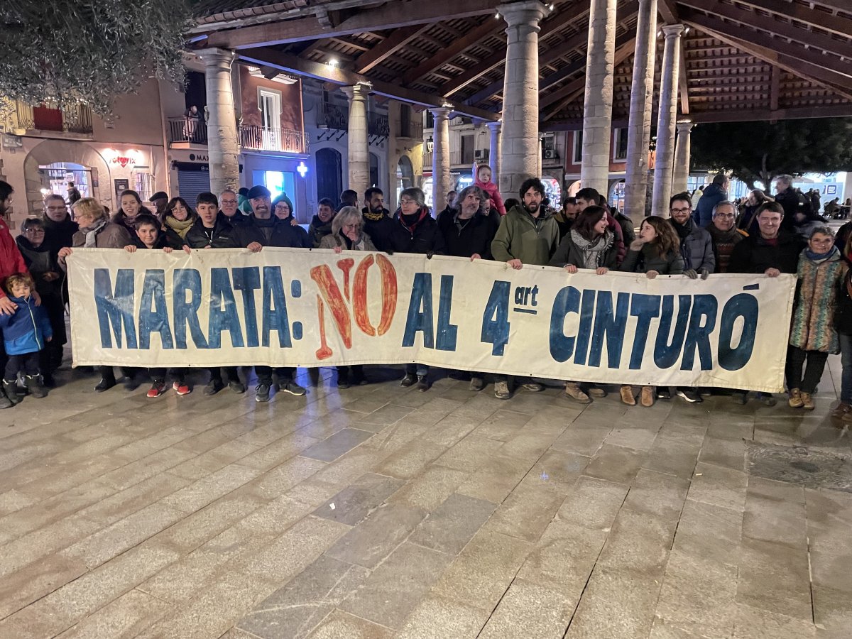 Un grup de persones de Marata amb una de les pancartes històriques de les mobilitzacions contra el quart cinturó