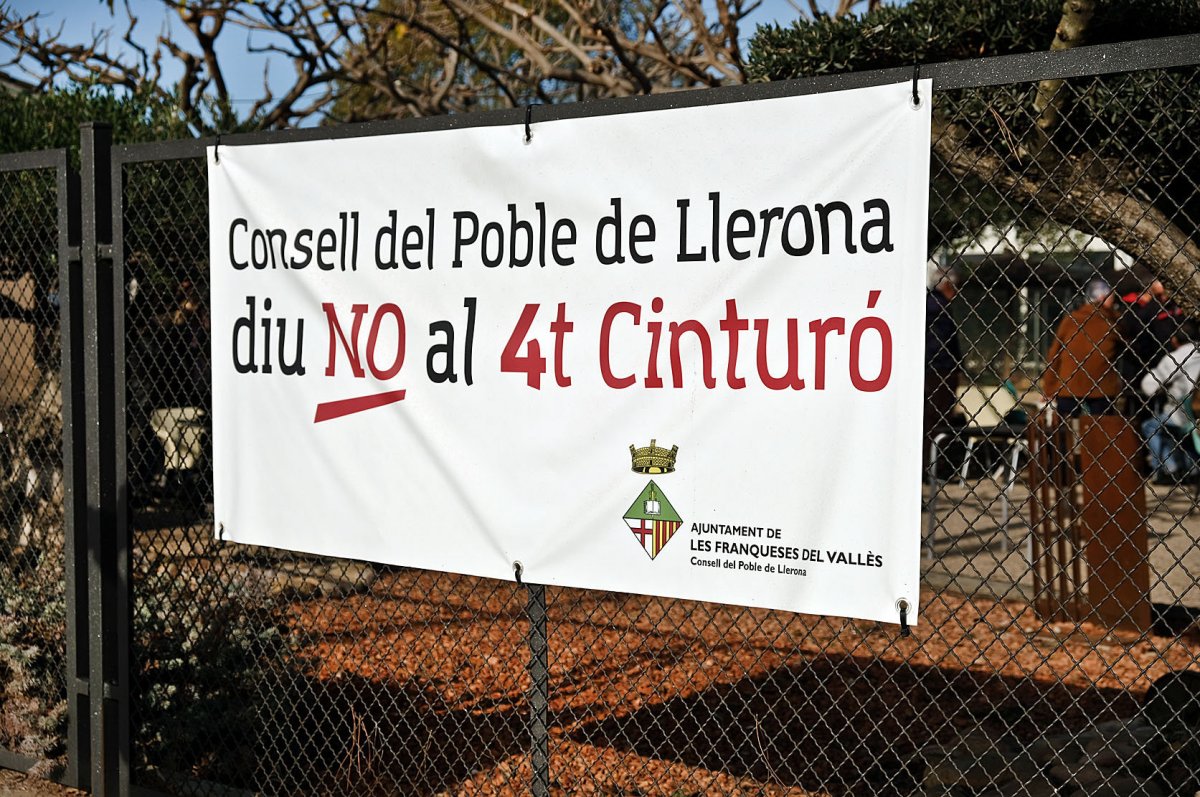 Una pancarta contra el quart cinturó a Llerona, en una imatge d'arxiu