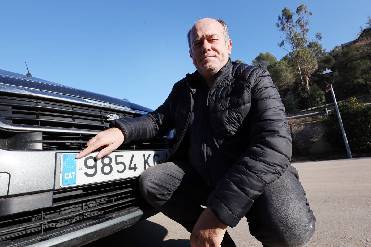Josep Vila amb el seu vehicle amb el distintiu CAT a la matrícula