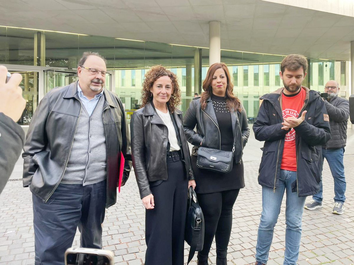 D’esquerra a dreta, el pare de la demandant, Montse Serrano, Sílvia Torres i Enric Aragonès, del Sindicat de Llogateres, el dia del judicii, el 25 de novembre