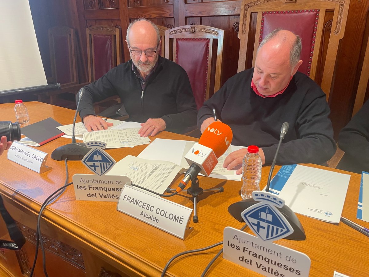 Joan Manuel Calvo, a l'esquerra, i Francesc Colomé, firmen el conveni aquest dimarts