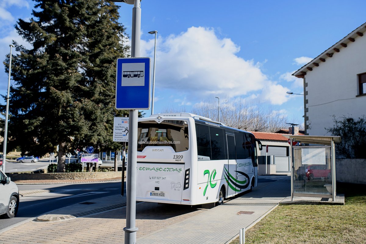 L'autobús, encara amb la imatge de Comasòlivas, a la parada de l'entrada de Folgueroles, aquest dissabte