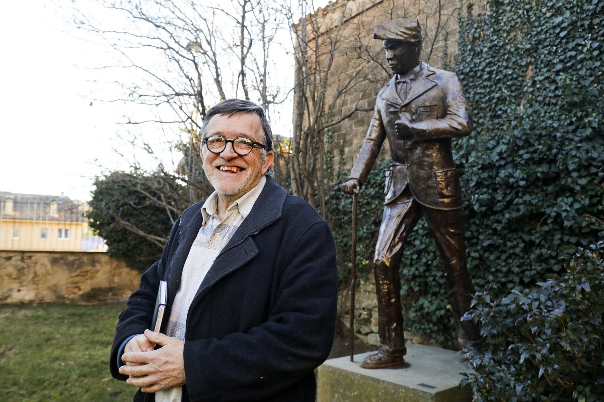 Xavier Roviró, amb l'escultura de Verdaguer a Can Dachs de Folgueroles