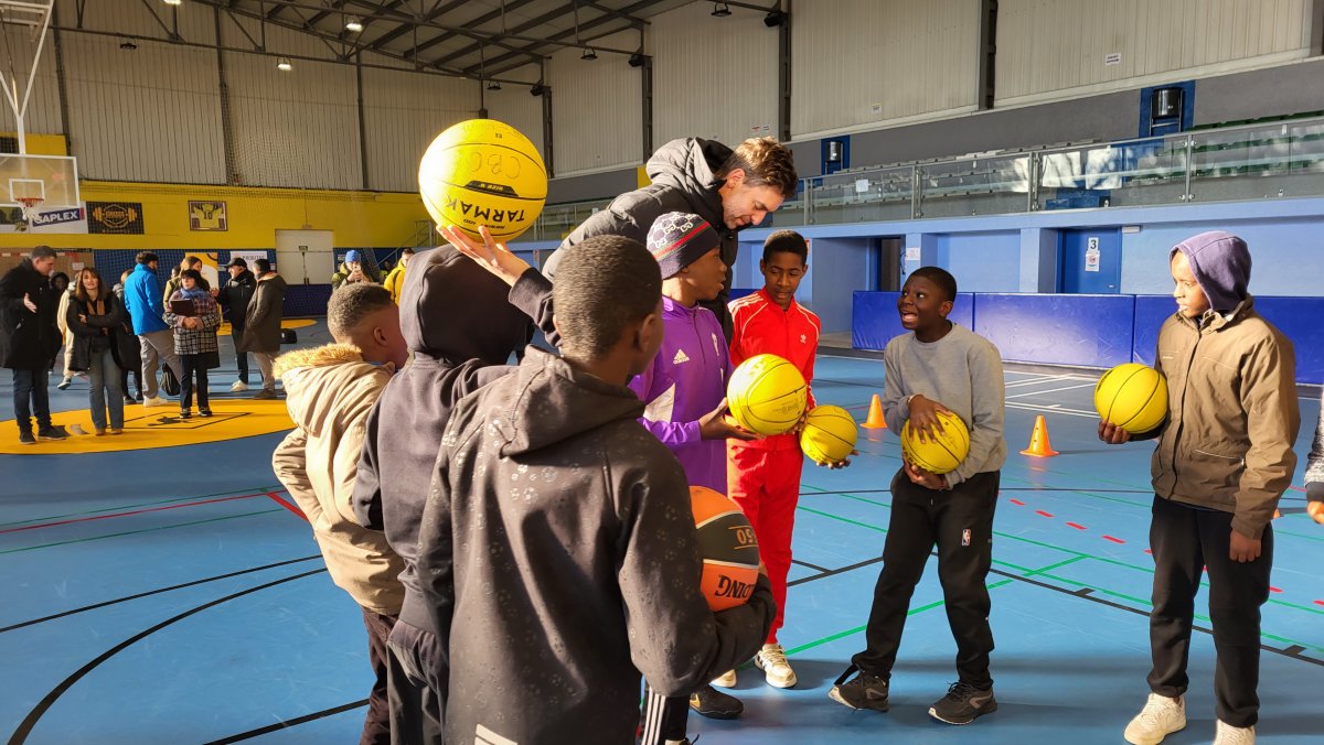 Pau Gasol fent esport amb els joves del programa