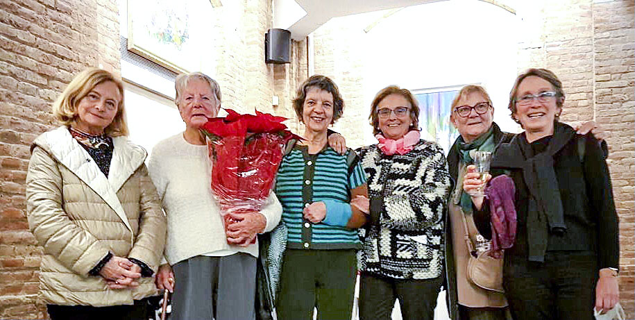 Mercè Puntí, tercera per la dreta, amb altres col·laboradores i Carme Noguera, la inscrita de més edat: 108 anys
