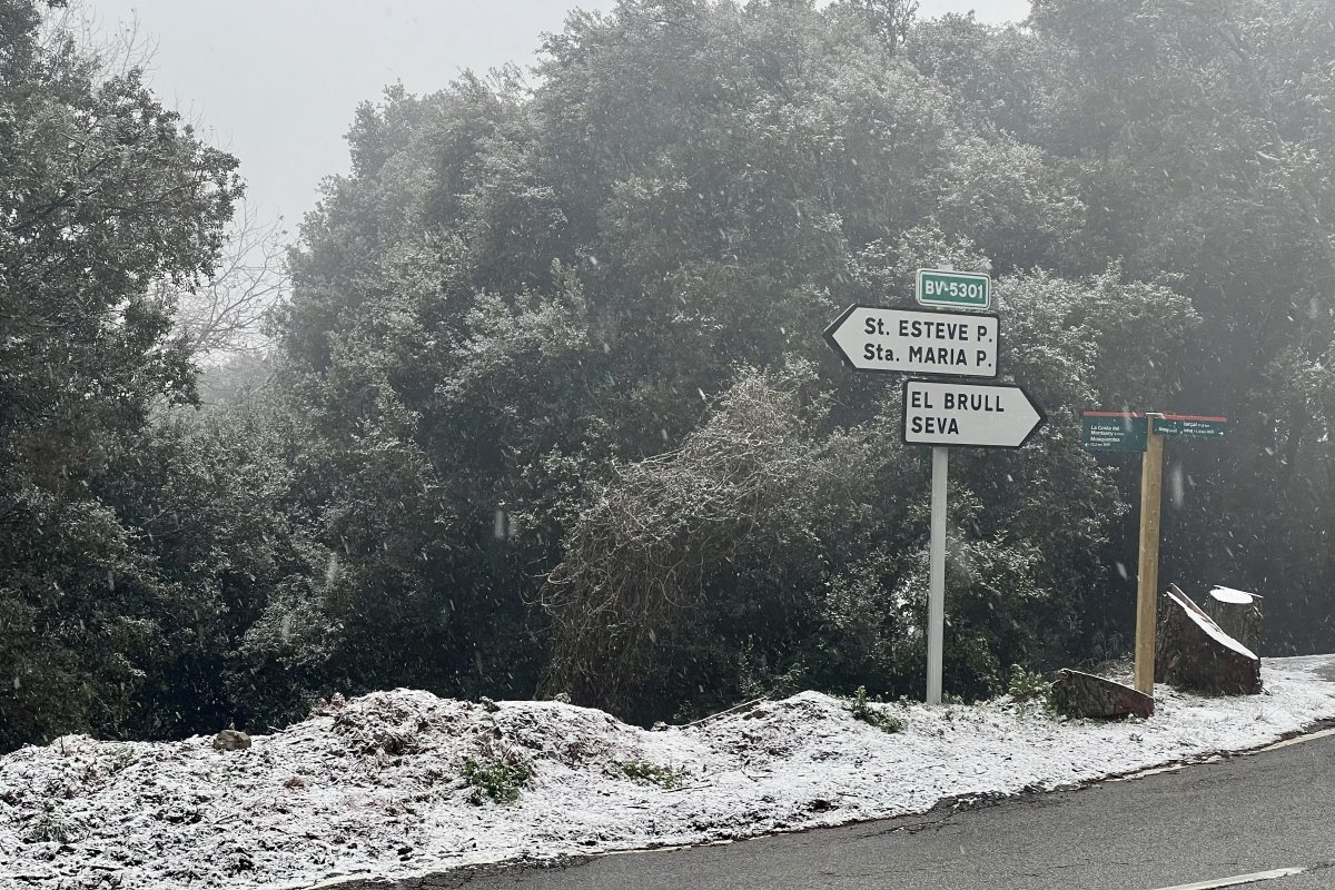 Neu a la carretera BV-5301 a la zona del poble de Montseny