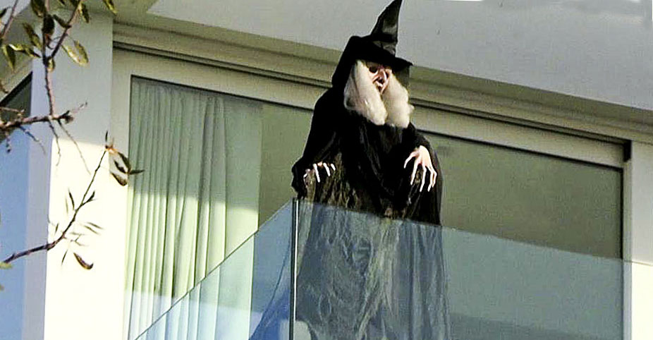 La bruixa al balcó de la casa de Shakira