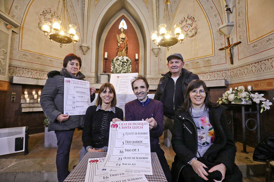 Representants d'Amics de Santa Llúcia amb la regidora Míriam Martínez, dimarts a la capella amb el cartell del cicle