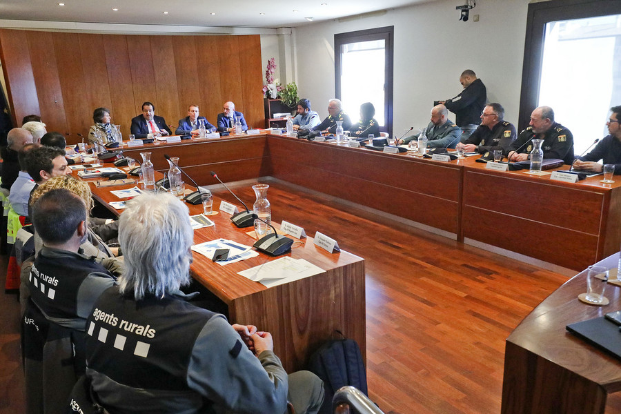 Un moment de la Junta de Seguretat a Manlleu, amb el conseller Elena