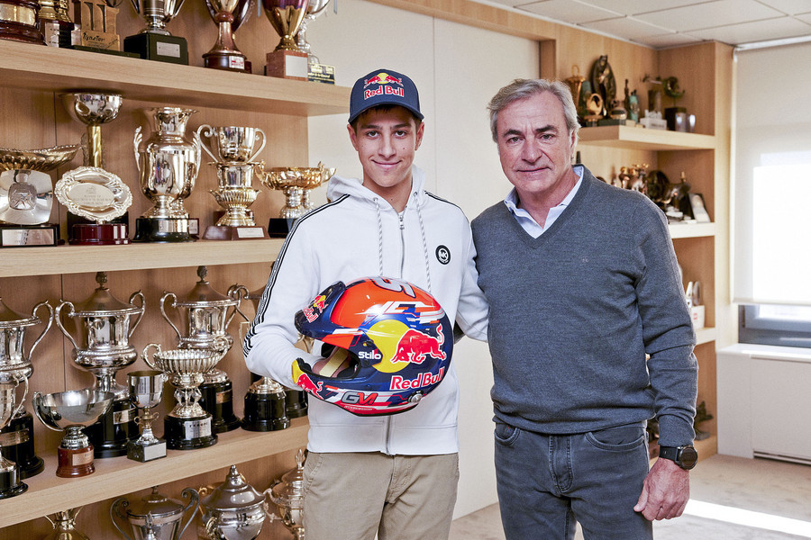 Membrado va rebre el nou casc de Red Bull la setmana passada de mans d'un dels seus ídols, Carlos Sainz