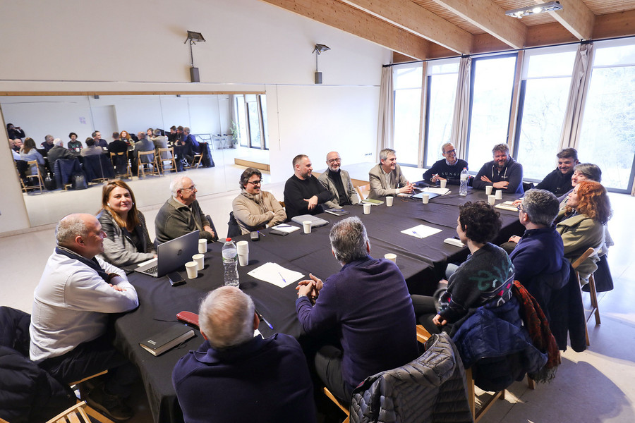 Alcaldes i regidors del Lluçanès, durant la reunió amb el secretari de Governs Locals i la delegada a la Catalunya Central