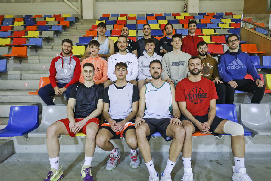 Jugadors i cos tècnic, en l'entrenament de dimecres al vespre