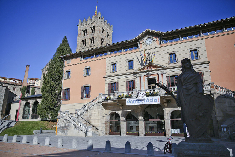 La façana de l'ajuntament de Ripoll, amb el campanar de fons