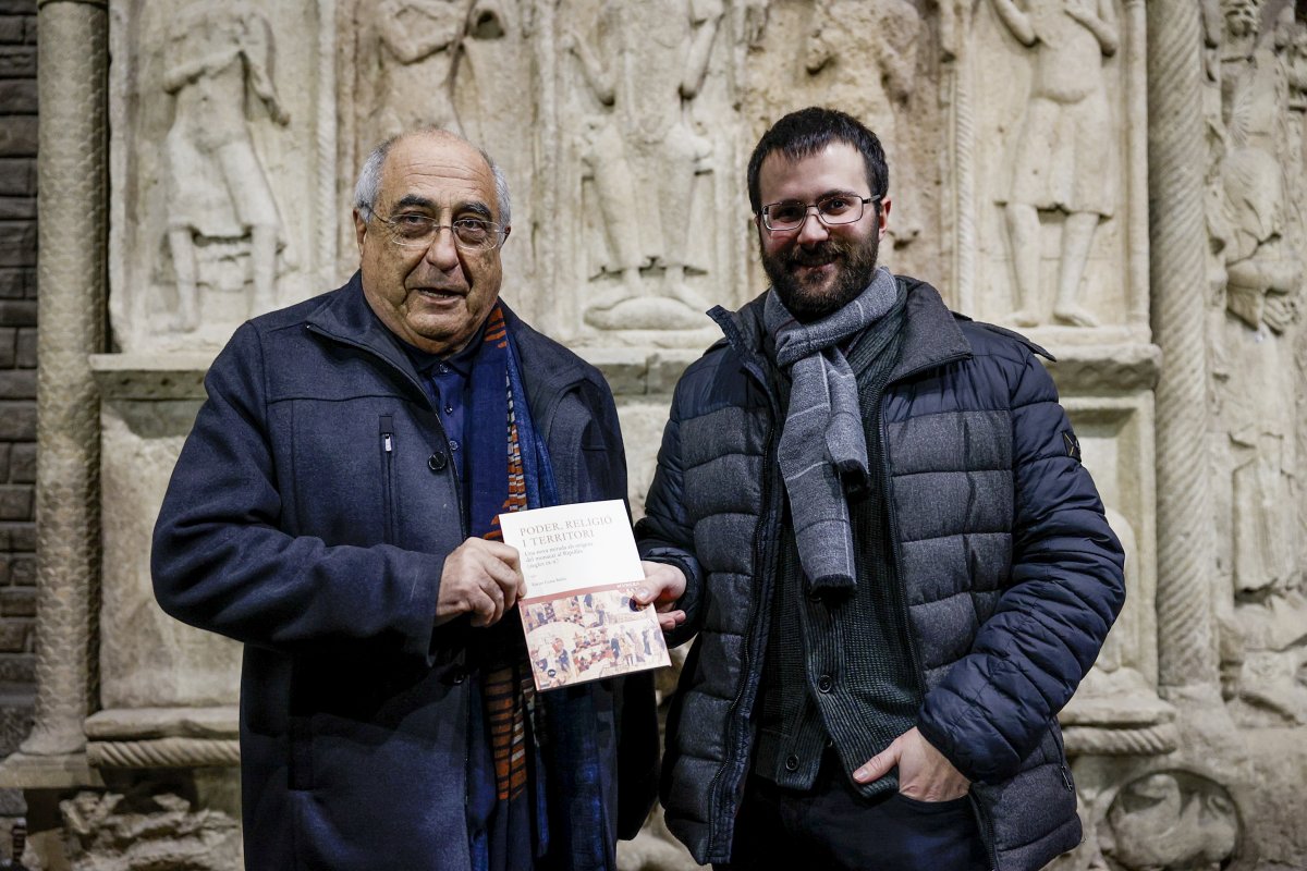 Xavier Costa amb Joaquim Nadal, divendres davant de la portalada del monestir de Ripoll